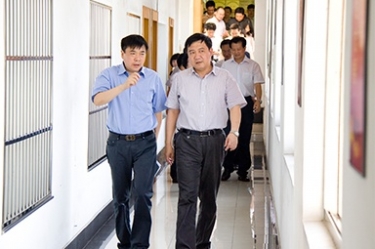 2012年7月5日，时任黄冈市委书记李卫宁一行调研公司党建工作