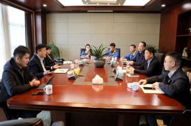 平湖市委常委、副市长戴振一行光临今年会jnh纸业调研领导