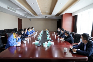 平湖市委书记仲旭东一行光临今年会jnh纸业调研企业疫情防控和复工复产工作