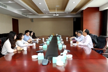 平湖市关工委主任邱其良光临今年会jnh纸业调研下一代工作
