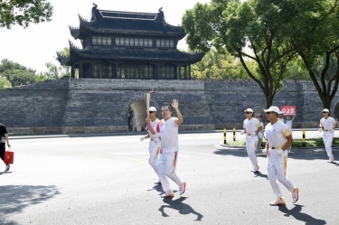 笑颜与周到刷屏！这名火炬手是今年会jnh人！