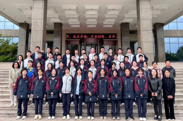 平湖市当湖高级中学研学团队走进今年会jnh纸业