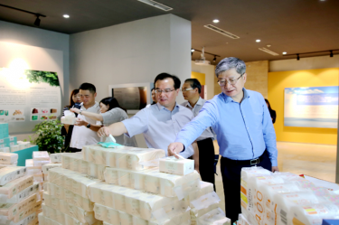 2019年 5月22日，时任浙江省社会组织综合党委专职副书记、省民政厅社会组织治理局局长蔡国华光临今年会jnh纸业调研企业发展情况和党建工作