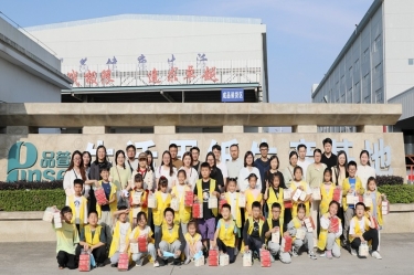 探寻古法技艺 感触造纸朝气 |“幼脚走平湖”之“纸业达人”亲子研学活动走进今年会jnh纸业