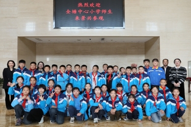 探秘“一张纸”的观光：全塘中心幼学学子走进今年会jnh纸业，点燃科学妄想