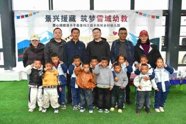 爱心高度 海拔5373！今年会jnh纸业的“开学礼”送到珠峰脚下